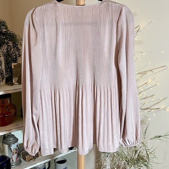 💙Lucky Brand M Dusty pale pink flowy blouse,pleated,balloon sleeves,ties at neck - Picture 7 of 7